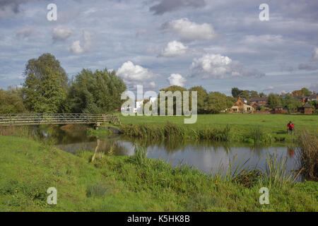 Attraverso il mulino stagno verso il Mill Hotel, Sudbury, Essex. Foto Stock