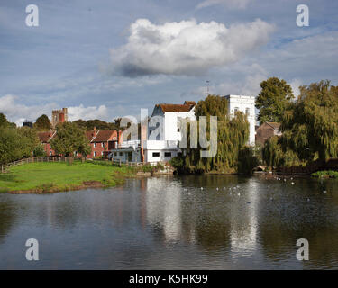 Attraverso il mulino stagno verso il Mill Hotel, Sudbury, Essex. Foto Stock