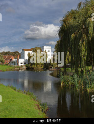 Attraverso il mulino stagno verso il Mill Hotel, Sudbury, Essex. Foto Stock