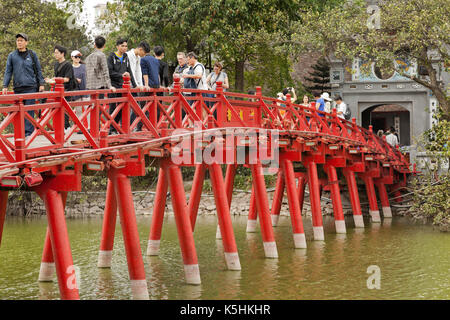 Il Huc ponte collega la Giada isola sulla quale il tempio della montagna di giada (Ngoc Son tempio) stand. Hoàn Kiếm Lago, Hanoi, Vietnam Foto Stock