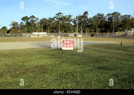 Segno rosso pensione presso gli sport di terra dice 'Campo chiuso'. Foto Stock
