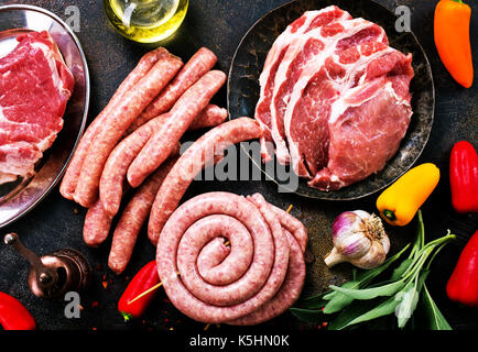 La carne cruda e salsicce su un tavolo, stock photo Foto Stock