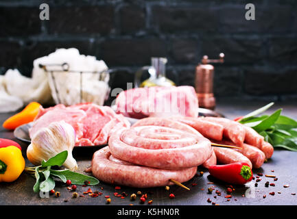 La carne cruda e salsicce su un tavolo, stock photo Foto Stock