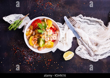 Con insalata di gamberetti e verdure sulla piastra Foto Stock