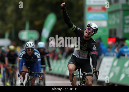 Dati della dimensione di edvald Boasson Hagen celebra la fase vincente otto dell'ovo energy tour della Gran Bretagna da worcester a Cardiff. Foto Stock