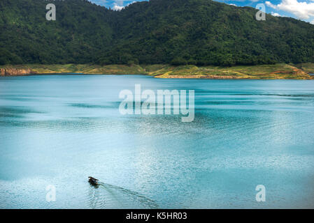 Piccola barca in khun dan prakan chon diga a Nakhon Nayok, Thailandia Foto Stock