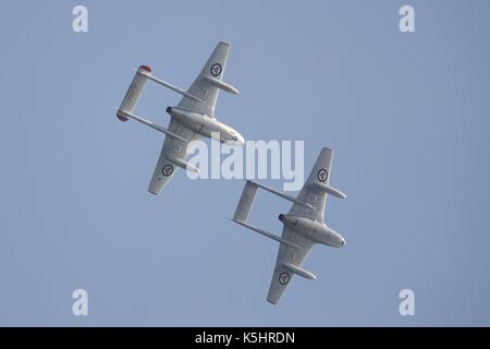 Una coppia di de Havilland vampiri dal Norwegian Air Force squadrone storici effettuando al 2017 Bournemouth Air Festival Foto Stock