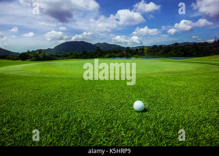 Palla da golf sul corso, bellissimo paesaggio con le montagne sullo sfondo Foto Stock