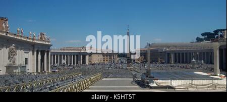 Vista panoramica di Piazza San Pietro, Obelisco Egiziano, edifici e colonnati, Città del Vaticano, Roma Foto Stock