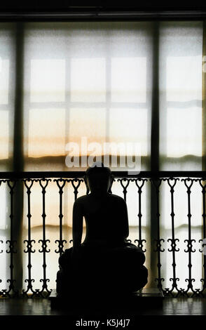 Una statua in marmo di Buddha dalla Birmania, Myanmar. Pensato per essere dal XVIII o xix secolo è ora visualizzato in Wisbech e Museo Fenland. Foto Stock