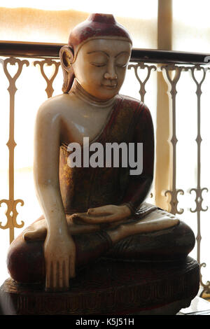 Una statua in marmo di Buddha dalla Birmania, Myanmar. Pensato per essere dal XVIII o xix secolo è ora visualizzato in Wisbech e Museo Fenland. Foto Stock