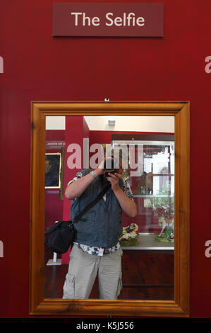 Fotografia di auto preso in un mirror con 'l'Selfie' scritto sopra. Foto Stock