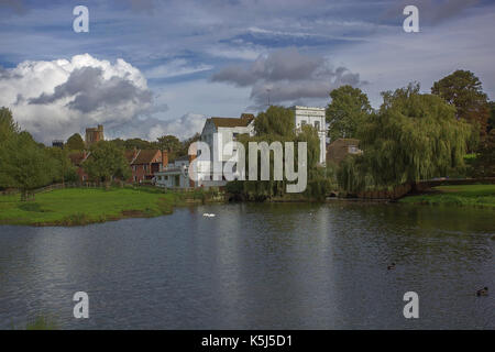 Attraverso il mulino stagno verso il Mill Hotel, Sudbury, Essex. Foto Stock