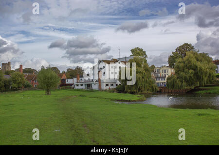 Attraverso il mulino stagno verso il Mill Hotel, Sudbury, Essex. Foto Stock