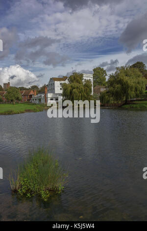 Attraverso il mulino stagno verso il Mill Hotel, Sudbury, Essex. Foto Stock