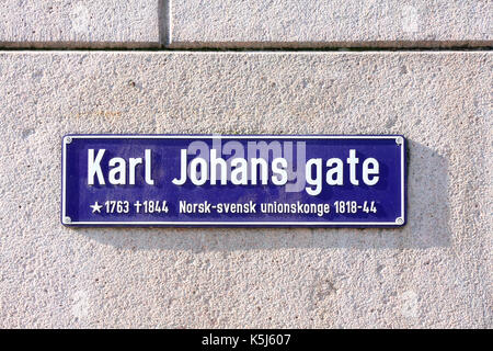 Karl Johans gate street segno sul muro di pietra , Oslo, Norvegia Foto Stock