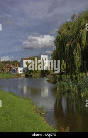 Attraverso il mulino stagno verso il Mill Hotel, Sudbury, Essex. Foto Stock