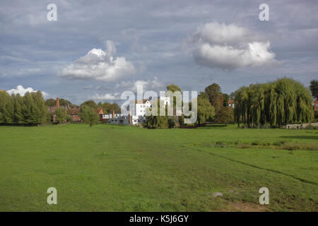 Attraverso il mulino stagno verso il Mill Hotel, Sudbury, Essex. Foto Stock