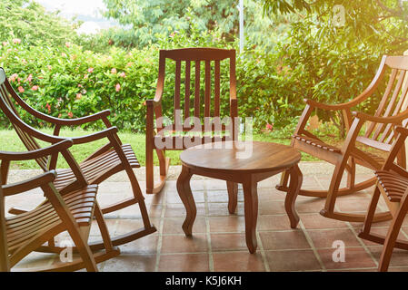 Sedie di legno e tavolo in casa terrazza su sfondo di estate Foto Stock