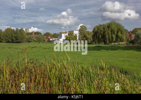 Attraverso il mulino stagno verso il Mill Hotel, Sudbury, Essex. Foto Stock