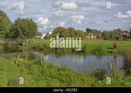 Attraverso il mulino stagno verso il Mill Hotel, Sudbury, Essex. Foto Stock