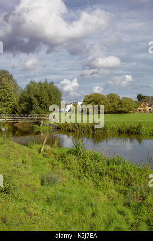 Attraverso il mulino stagno verso il Mill Hotel, Sudbury, Essex. Foto Stock