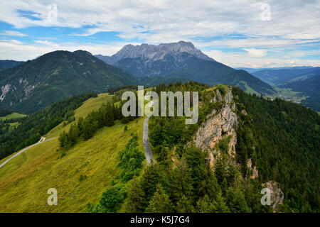 Buchensteinwand mountain visto dalla croce jakobskreuz in Sankt Ulrich am pillersee, Austria Foto Stock