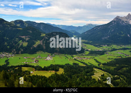 Buchensteinwand mountain visto dalla croce jakobskreuz in Sankt Ulrich am pillersee, Austria Foto Stock