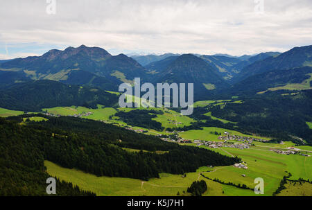 Buchensteinwand mountain visto dalla croce jakobskreuz in Sankt Ulrich am pillersee, Austria Foto Stock