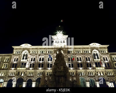 Illuminata di notte, presso il municipio di Trieste, Italia, Europa Foto Stock