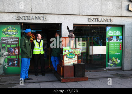 La guardia di sicurezza e dei lavoratori fuori dall'ingresso a DreamWorks Tours: Shrek avventura! County Hall di Londra, Inghilterra Foto Stock