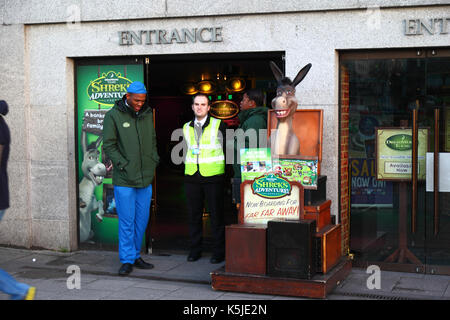 La guardia di sicurezza e dei lavoratori fuori dall'ingresso a DreamWorks Tours: Shrek avventura! County Hall di Londra, Inghilterra Foto Stock