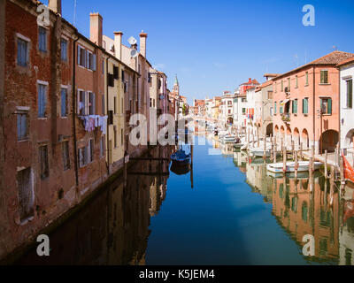 Chioggia, Italia - 30 aprile 2017: caratteristico canale a Chioggia, laguna di venezia, Italia. Foto Stock