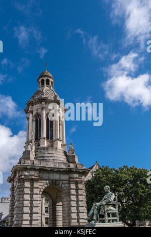 Dublino, Irlanda - 7 agosto 2017: il campanile del trinity college con lecky statua sulla piazza di libreria sotto il cielo blu con nuvole bianche è un bell towe Foto Stock