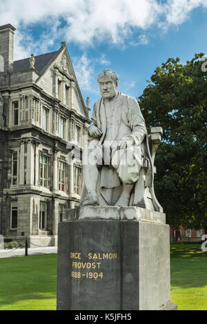 Dublino, Irlanda - 7 agosto 2017: laureati memorial building con ingrandimento di george statua di salmone al Trinity College. edificio grigio sotto il cielo blu wi Foto Stock