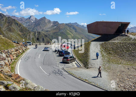 Moderno museo di calcestruzzo., Passo Rombo, Austria Italia confine Foto Stock