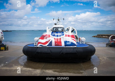 Isola Flyer, uno dei Ryde a Southsea Hovercraft lasciando il Ryde terminale. Foto Stock