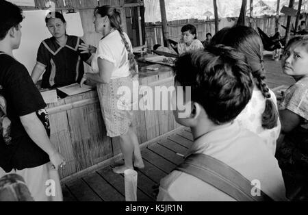 Dott.ssa Maria Washburne (americana) consulta con Thai i medici a Medècins Sans Frontières ospedale di Mae La rifugiati birmani camp nel nord-ovest della Thailandia. Settembre, 1996. Foto Stock