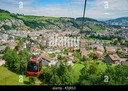 Kriens paesaggio urbano, vista dalla funivia sul monte Pilatus a Lucerna, Svizzera Foto Stock