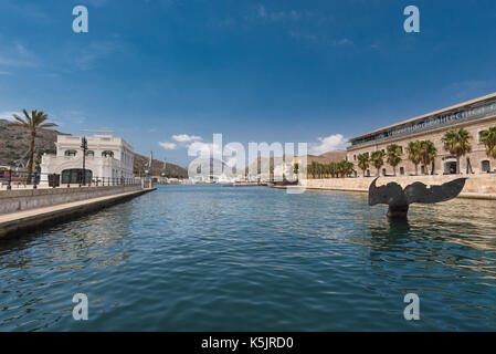 Cartagena, Spagna - 25 agosto 2017: il porto della città di Cartagena, museo navale è in background. provincia di Murcia, Spagna. Foto Stock