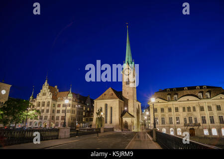 Paesaggio urbano notturno di Women's Minster, Zurigo, Svizzera Foto Stock