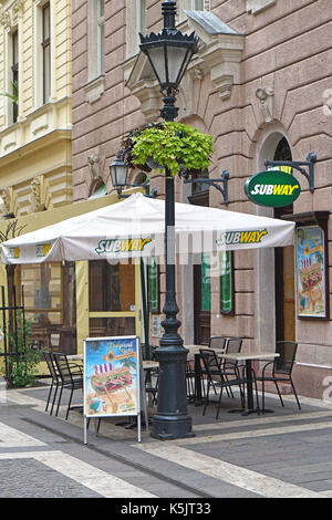 Budapest, Ungheria - 13 luglio 2015: una metropolitana ristorante fast food a Budapest. Foto Stock