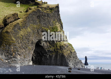 Colonne di basalto e grotta sulla spiaggia di sabbia nera di Reynisfjara in Islanda Foto Stock