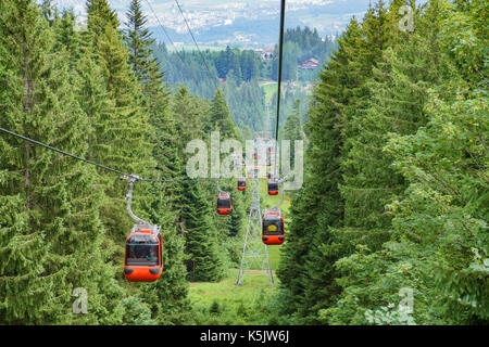 Kriens paesaggio urbano, vista dalla funivia sul monte Pilatus a Lucerna, Svizzera Foto Stock