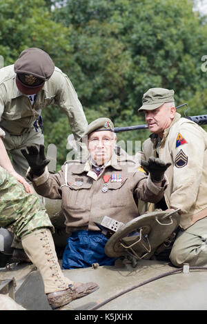 Arthur Jones, che è salito su un serbatoio per rivivere i propri ricordi di aiutare a liberare la Francia nel 1944. Foto Stock