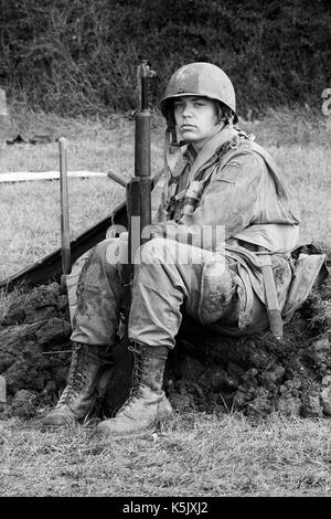 Giovane soldato che va alla guerra dalla seconda guerra mondiale Army US 82Nd Airborne Division paracadutista Foto Stock