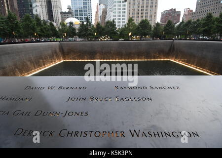 Nomi su 9/11 Memorial in libertà in un parco di New York City, 12 agosto 2017. Foto Stock