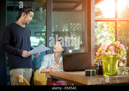 Asian l uomo e la donna di lavoro freelance presso l'ufficio domestico Foto Stock