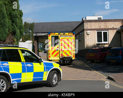 Ambulanza arriva a North Devon district hospital, barnstaple, devon,con una scorta della polizia Foto Stock