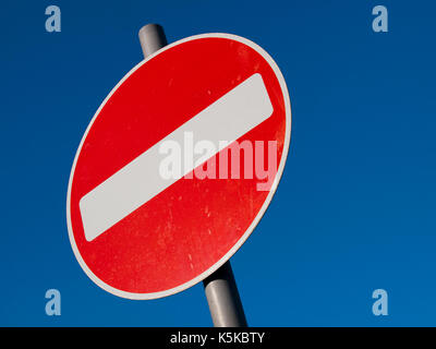 Nessuna voce cartello stradale Regno Unito, impostare contro un cielo blu chiaro Foto Stock